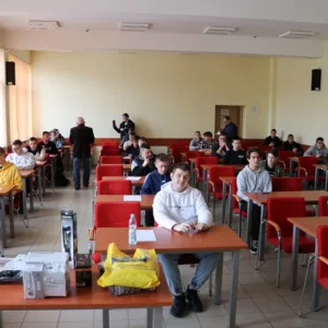 widok na salę pełną uczniów, test wiedzy technicznej