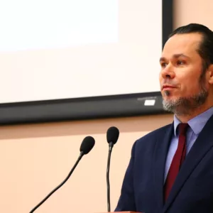 rektor – dr Paweł Trefler, prof. PANS
