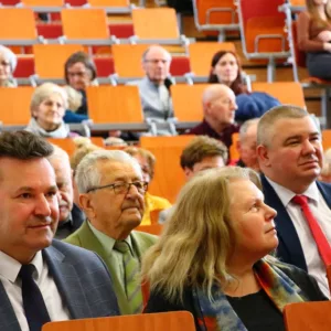 widok na aulę, goście słuchają prelekcji