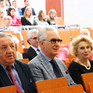 widok na aulę, goście słuchają prelekcji