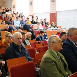 widok na aulę, goście słuchają prelekcji