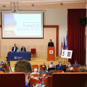widok na scenę, głos zabiera rektor