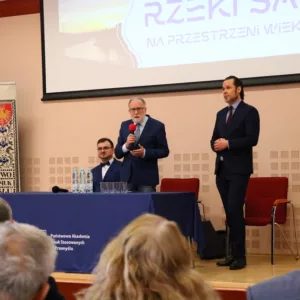 widok na scenę, głos zabiera W. Wiglusz