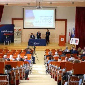 widok na scenę, głos zabiera W. Wiglusz