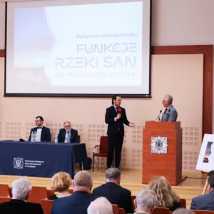 widok na scenę, rektor zwraca się do prof. Chwalby