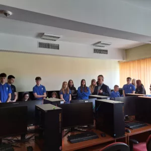 uczniowie w sali komputerowej
