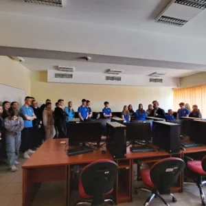 uczniowie w sali komputerowej