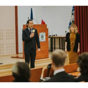 Prof. Paweł Trefler, Rektor PANS w towarzystwie Magdaleny Pardel-Trefler, organizatorki (Fundacja Wymiany Kulturowej toTU toTAM)
