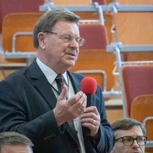 prof. dr hab. inż. Wiesław Piekarski zabiera głos w dyskusji