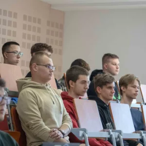 widok na aulę - młodzież słucha prelekcji