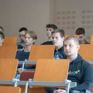 widok na aulę - młodzież słucha prelekcji