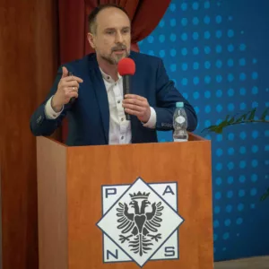 dr hab. Paweł Więch, prof. PANS w trakcie wykładu plenarnego
