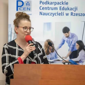rzecznik prasowy uczelni - Ewelina Kasperska zaprasza prelegenta na scenę