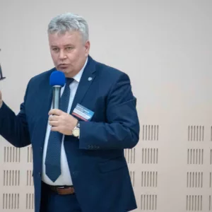 dr Janusz Hamryszczak podczas wystąpienia