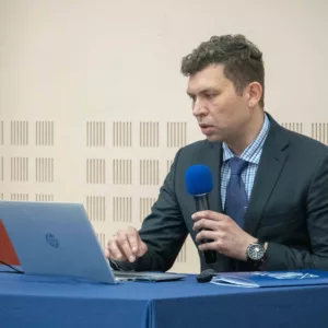 dr Sławomir Rybka podczas wystąpienia