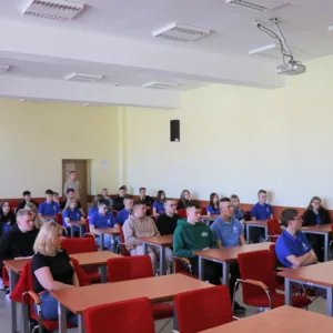 widok na salę - uczniowie w ławkach