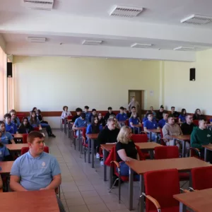 widok na salę - uczniowie w ławkach