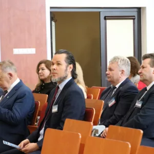 widok na aulę - goście i pracownicy PANS