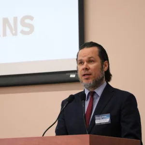 rektor dr Paweł Trefler, prof. PANS otwiera konferencję