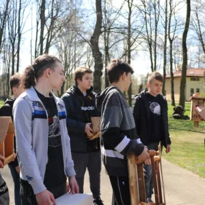 uczniowie ze Szkoły Podstawowej nr 5 w Przemyślu, po prawej H. Fleszar
