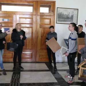 uczniowie zwiedzają Pałac Lubomirskich