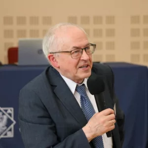 prof. dr hab. Kazimierz Ożóg podczas wykładu plenarnego