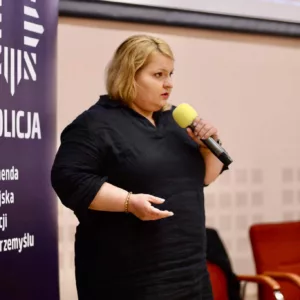 Pani Karolina Gołąbek w trakcie wystąpienia