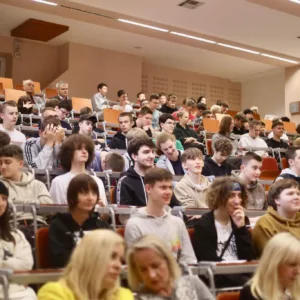 widok na zapełnioną przez gości aulę