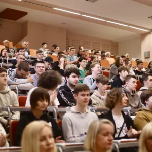 widok na zapełnioną przez gości aulę