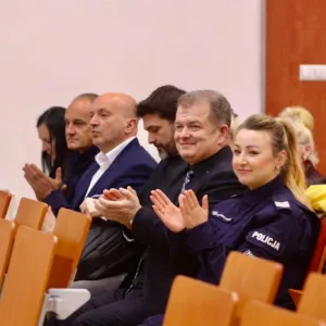 przedstawiciele PANS i Komendy Miejskiej w Przemyślu zgromadzeni na auli - biją brawo