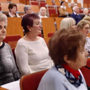 widok na aulę - seniorzy zgromadzeni na debacie