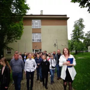 zwiedzanie PANS - młodzież przed budynkiem uczelnianym