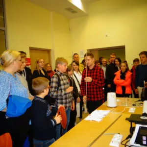 uczniowie zwiedzają laboratoria PANS