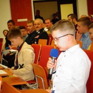 uczestnik turnieju odpowiada na pytanie