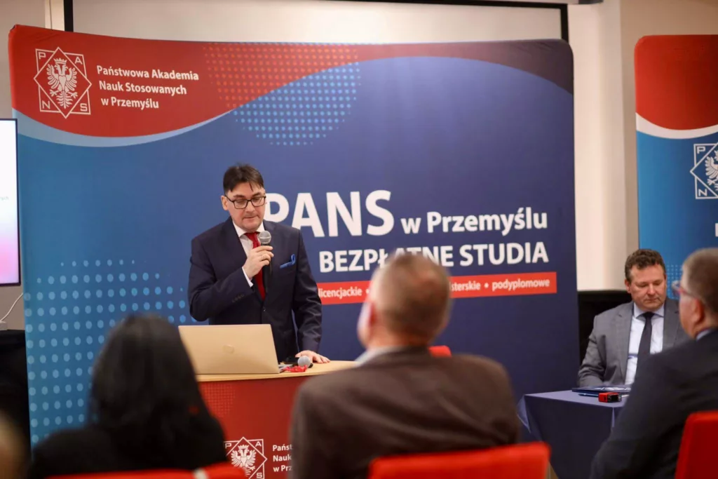 O aspiracjach i planach edukacyjnych maturzystów szkół ponadpodstawowych Przemyśla i dawnego woj. przemyskiego – prezentacja najnowszych wyników badań przeprowadzonych przez PANS w Przemyślu