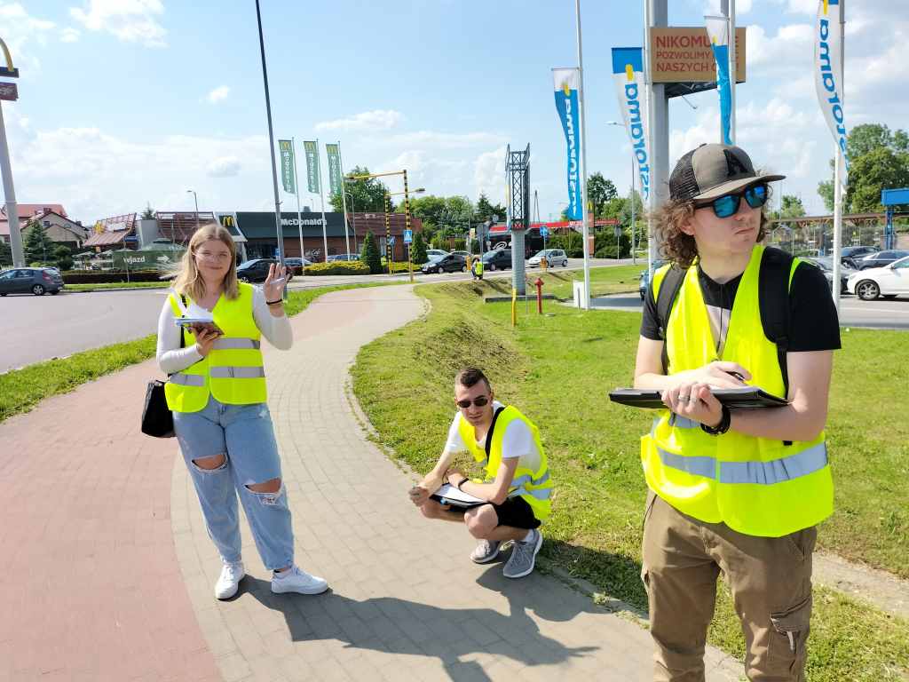 Pomiar ruchu pojazdów – praktyczne ćwiczenia na inżynierii transportu i logistyki