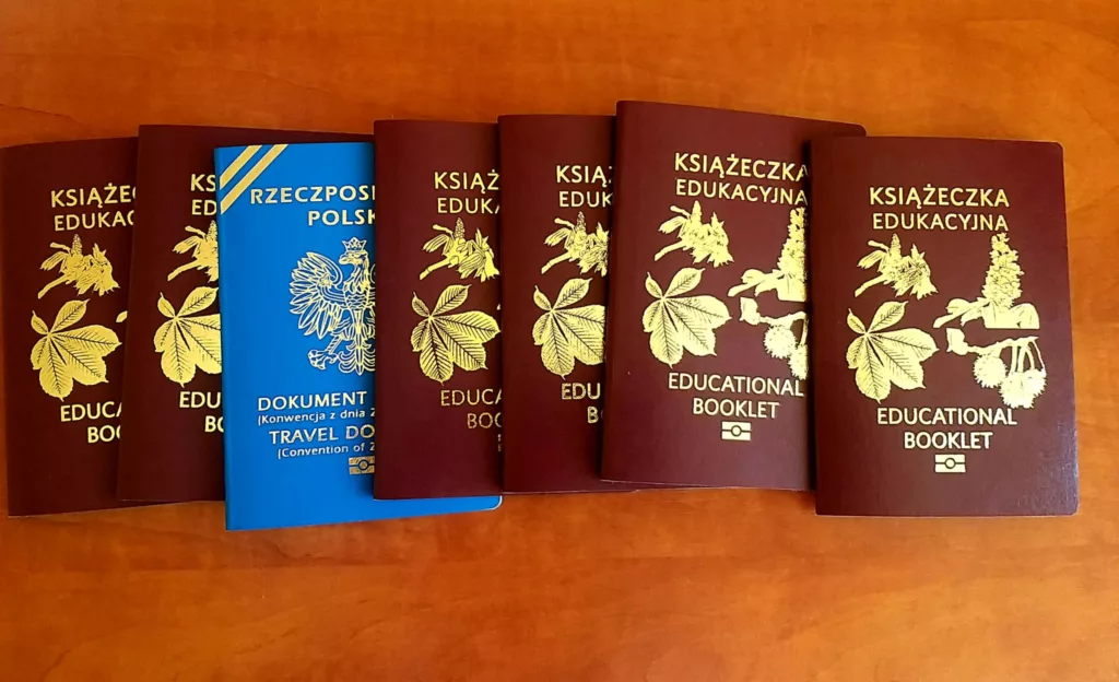 Pracownicy PANS uczą się weryfikacji autentyczności dokument&oacute;w cudzoziemc&oacute;w.