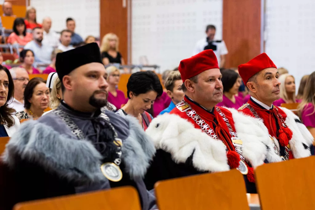 Kolejna grupa przygotowanych do zawodu pielęgniarek i pielęgniarzy z PANS w Przemyślu opuszcza mury uczelni