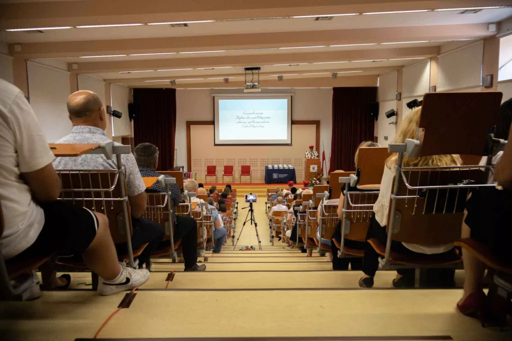 Kolejna grupa przygotowanych do zawodu pielęgniarek i pielęgniarzy z PANS w Przemyślu opuszcza mury uczelni