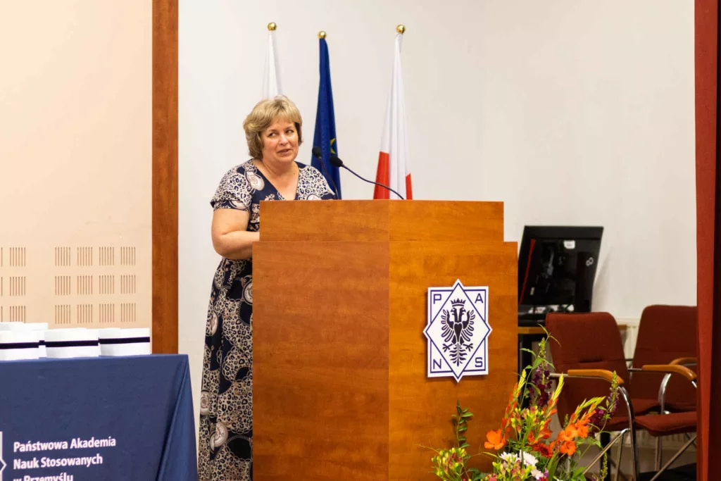 Kolejna grupa przygotowanych do zawodu pielęgniarek i pielęgniarzy z PANS w Przemyślu opuszcza mury uczelni