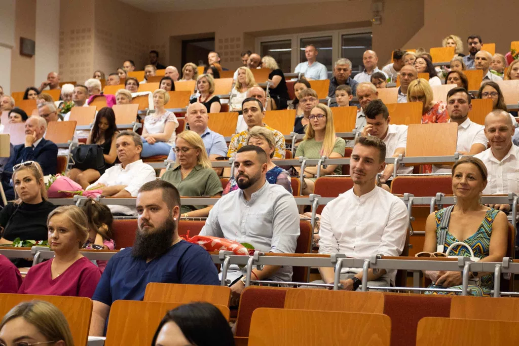 Kolejna grupa przygotowanych do zawodu pielęgniarek i pielęgniarzy z PANS w Przemyślu opuszcza mury uczelni