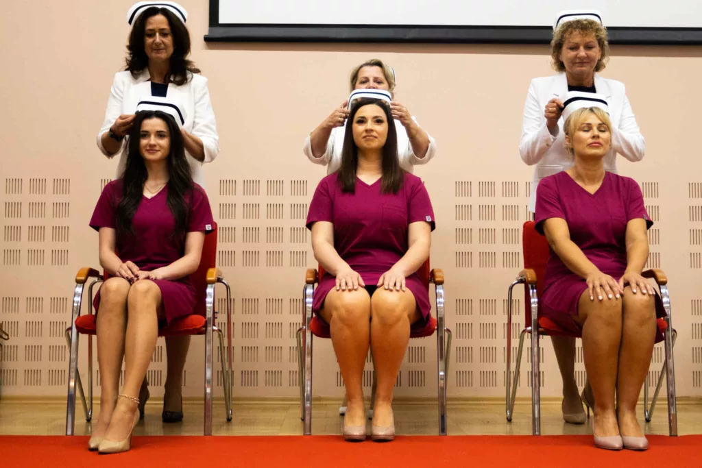 Kolejna grupa przygotowanych do zawodu pielęgniarek i pielęgniarzy z PANS w Przemyślu opuszcza mury uczelni
