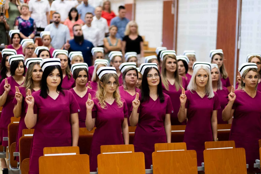 Kolejna grupa przygotowanych do zawodu pielęgniarek i pielęgniarzy z PANS w Przemyślu opuszcza mury uczelni