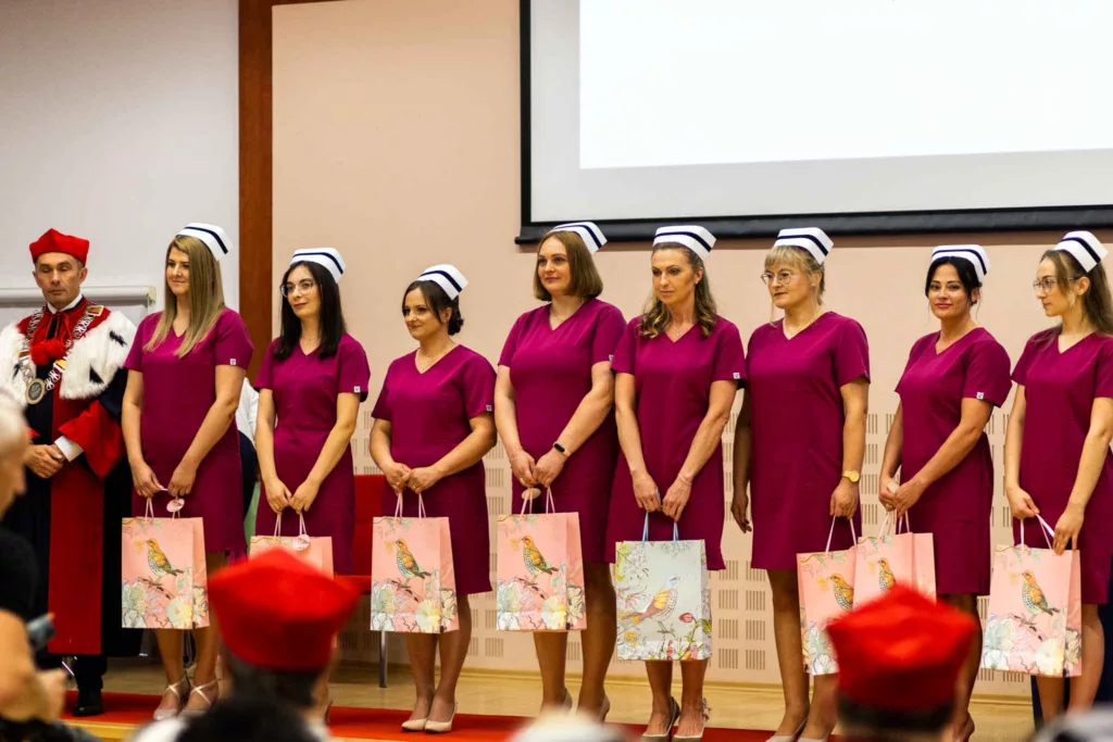 Kolejna grupa przygotowanych do zawodu pielęgniarek i pielęgniarzy z PANS w Przemyślu opuszcza mury uczelni