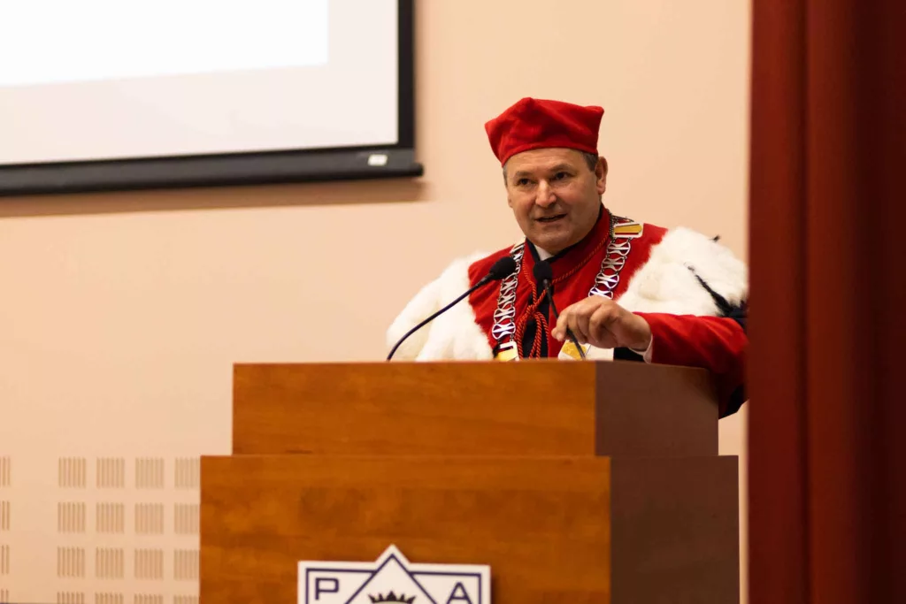 Kolejna grupa przygotowanych do zawodu pielęgniarek i pielęgniarzy z PANS w Przemyślu opuszcza mury uczelni
