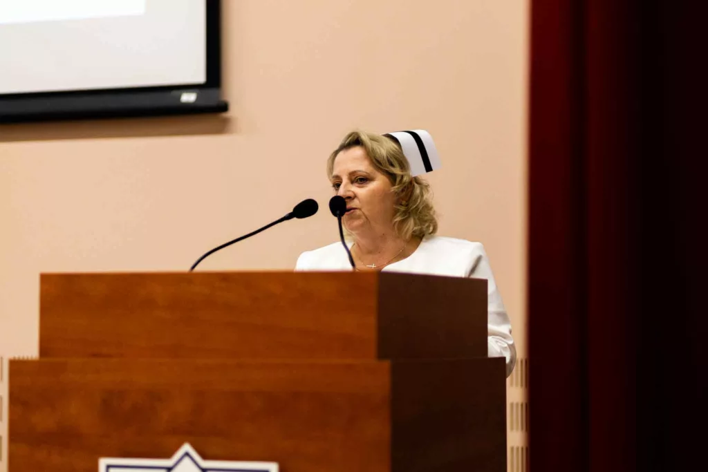 Kolejna grupa przygotowanych do zawodu pielęgniarek i pielęgniarzy z PANS w Przemyślu opuszcza mury uczelni