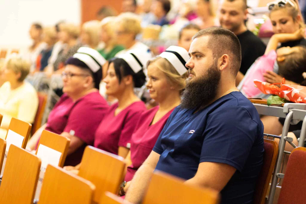 Kolejna grupa przygotowanych do zawodu pielęgniarek i pielęgniarzy z PANS w Przemyślu opuszcza mury uczelni
