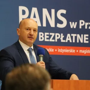 Dr hab. M. Delong, prof. PANS, Dziekan Wydziału nauk Społecznych, Humanistycznych i Ochrony Zdrowia, wita gości