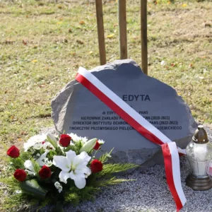 Obelisk ze wstęgą