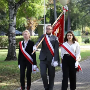 Poczet sztandarowy w pochodzie